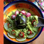 Guacamole con calaverita hecho con ingredientes frescos y especias mexicanas
