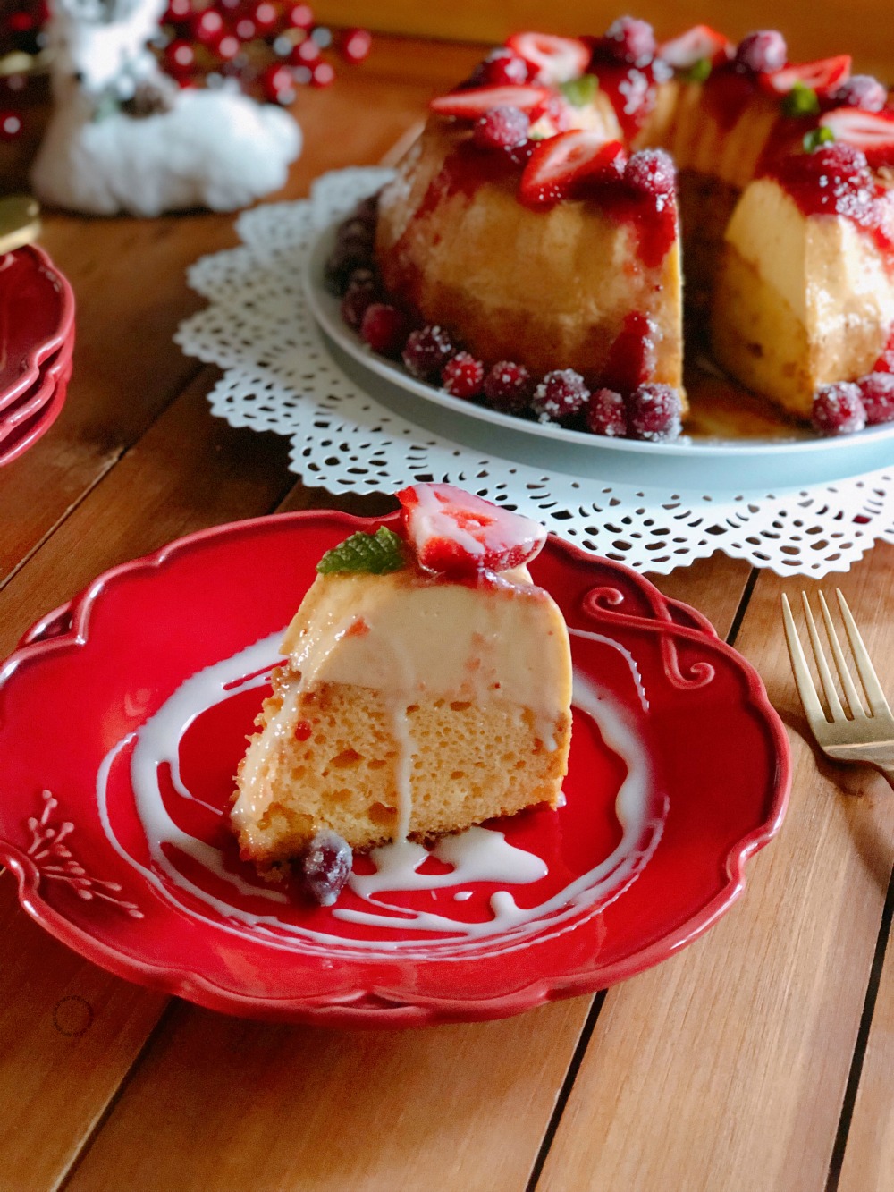 Adding fresh fruit to the vanilla flan cake makes it more attractive