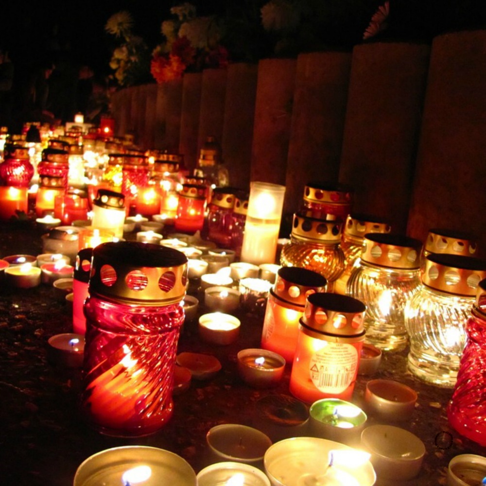 Velas para guiar el camino de las almas un element importante en el altar