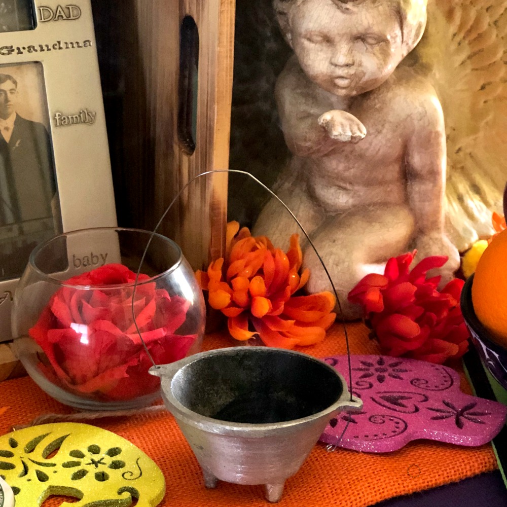 Copal y flores para el día de muertos