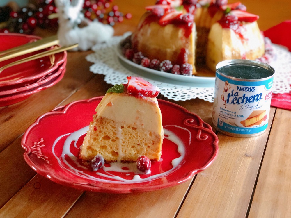 Sírvete una rebanada de este pastel imposible de vainilla y celebra con nosotros