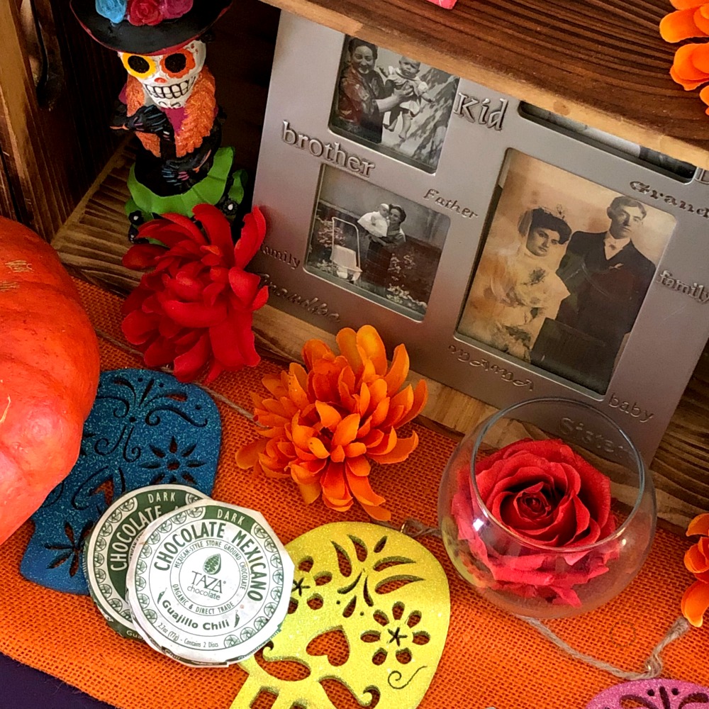Fotos de la familia, comida y flores comunes en la celebración de día de muertos