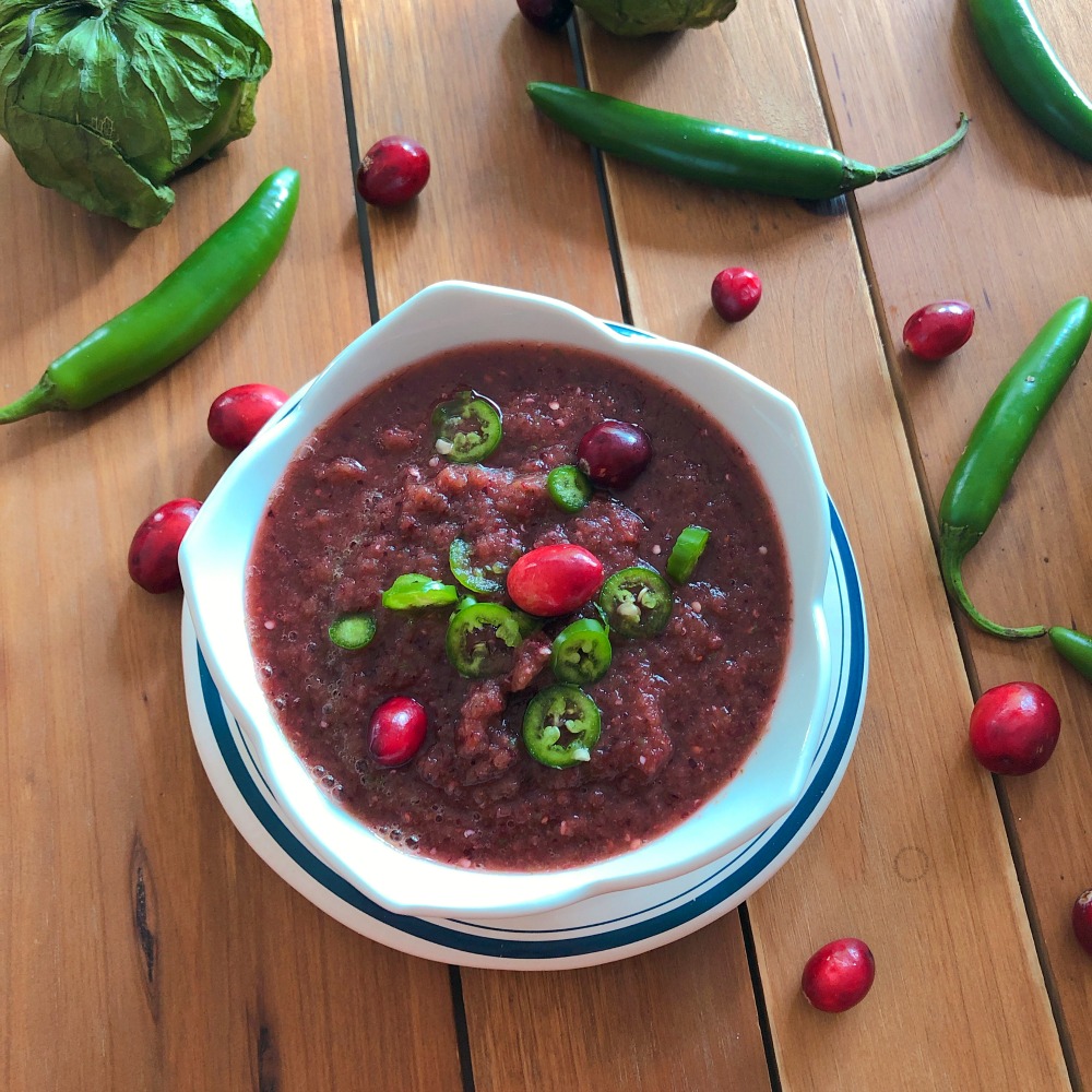 Una sabrosa Salsa Picante de Tomatillo y Arándanos