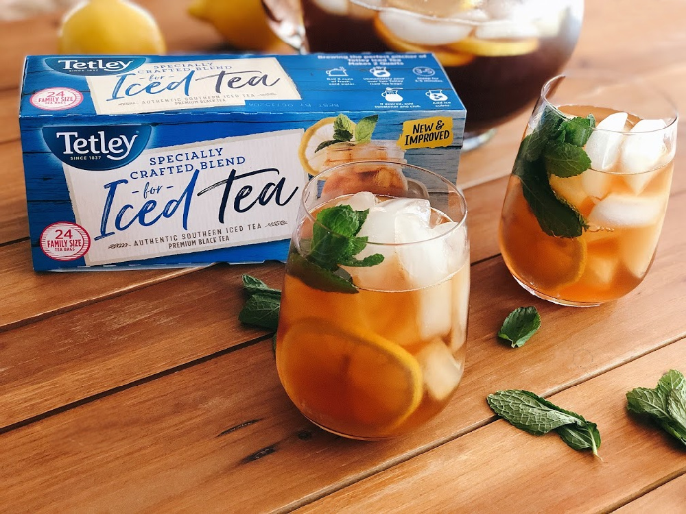 Disfruta un vaso de Tetley Tea para saborear un refrescante momento