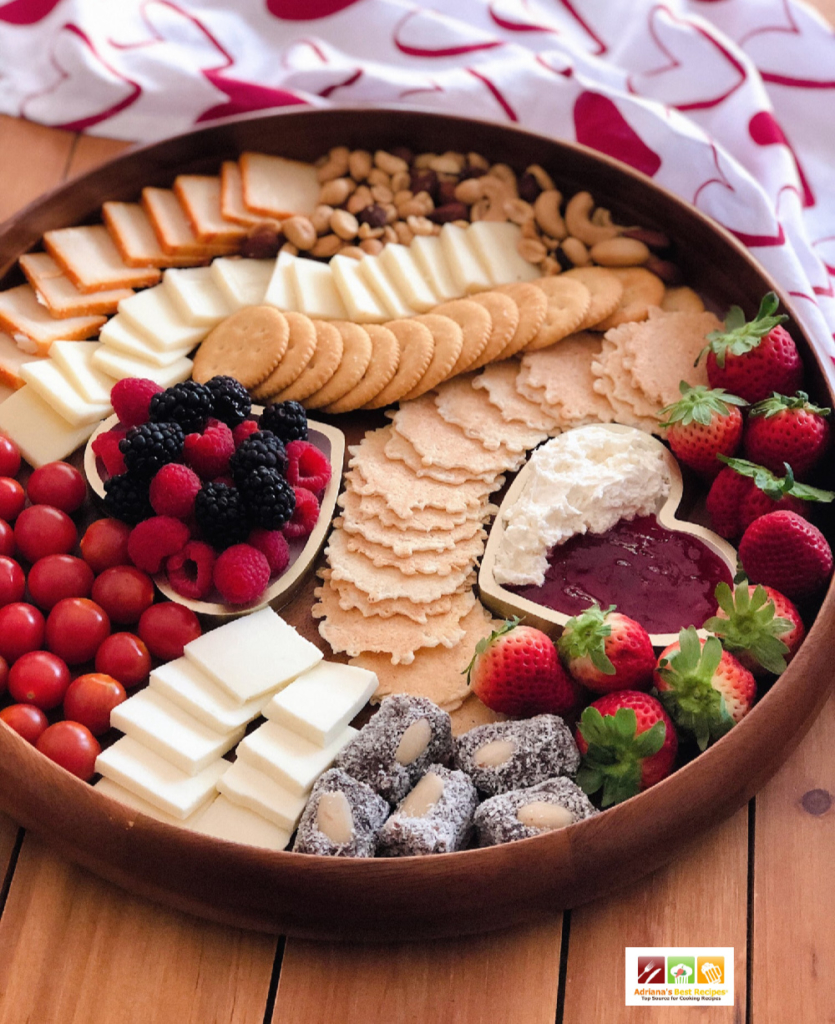 Una tabla de quesos con opciones saladas y dulces