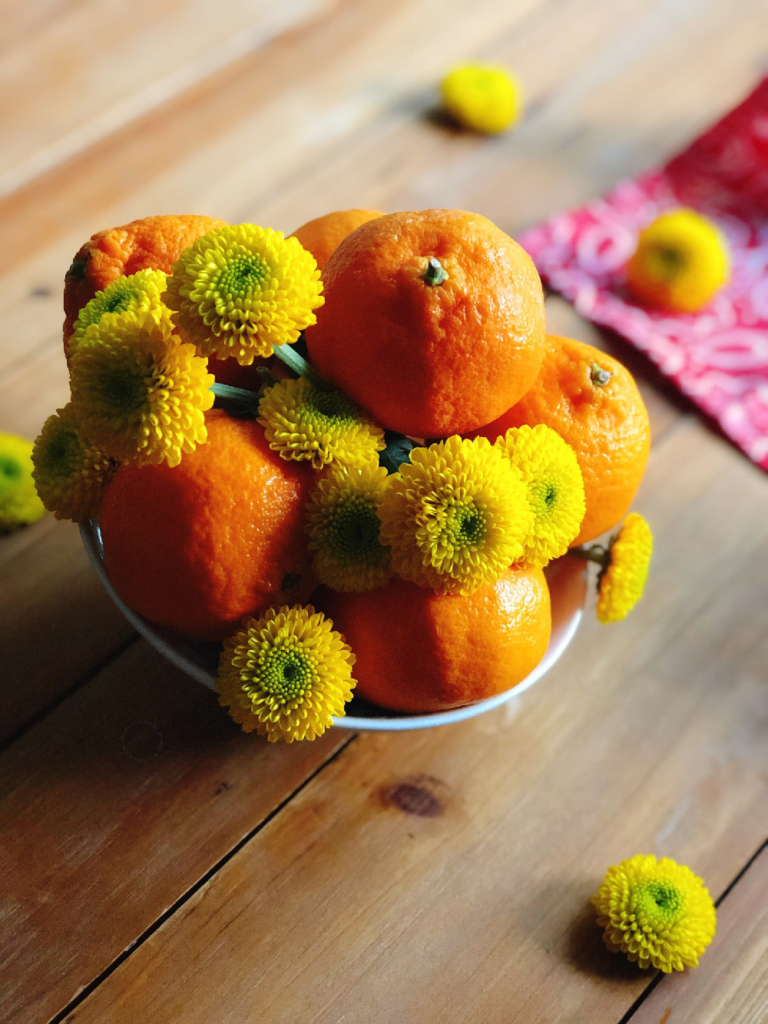 Flowers and oranges are essential elements for the ritual