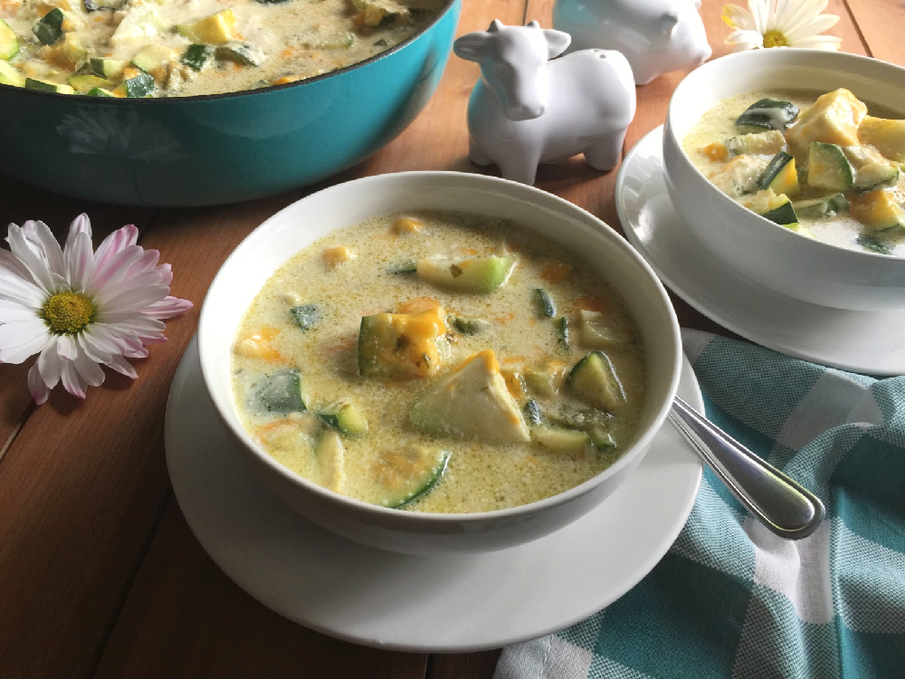 Cómo preparar la guarnición de chayote y calabacitas con crema y queso