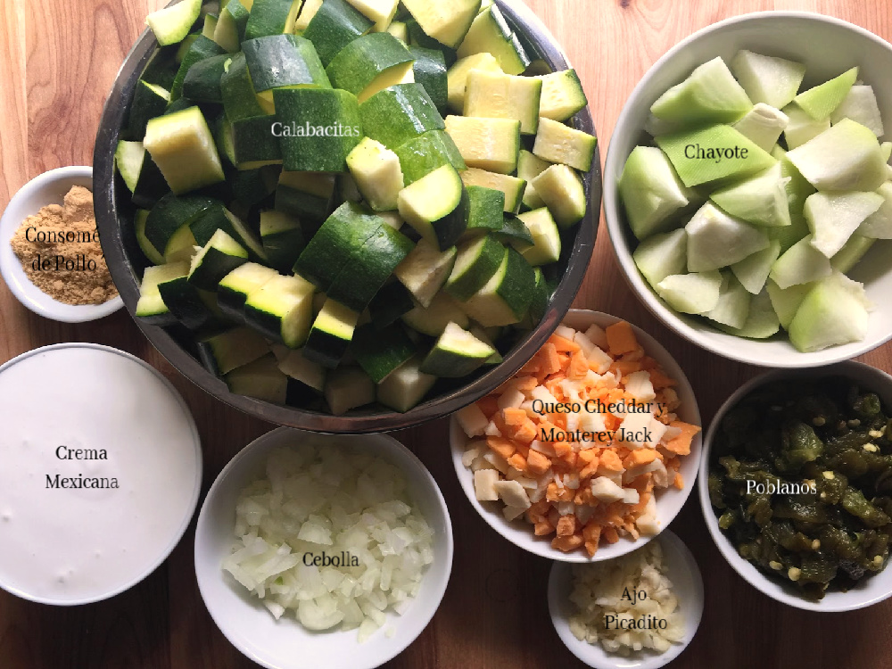 Ingredientes para la guarnición de chayote y calabacitas con crema y queso