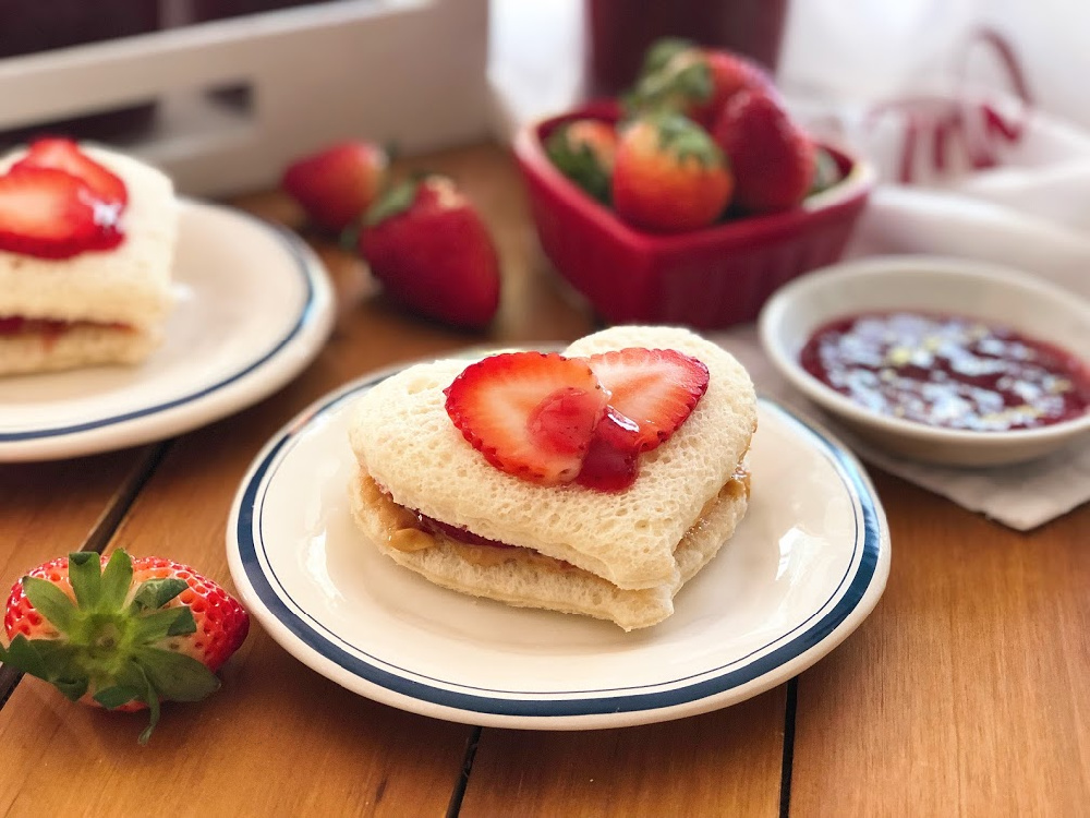 Prepara sandwichitos de crema de cacahuate y mermelada de fresa floridana para el día de San Valentín