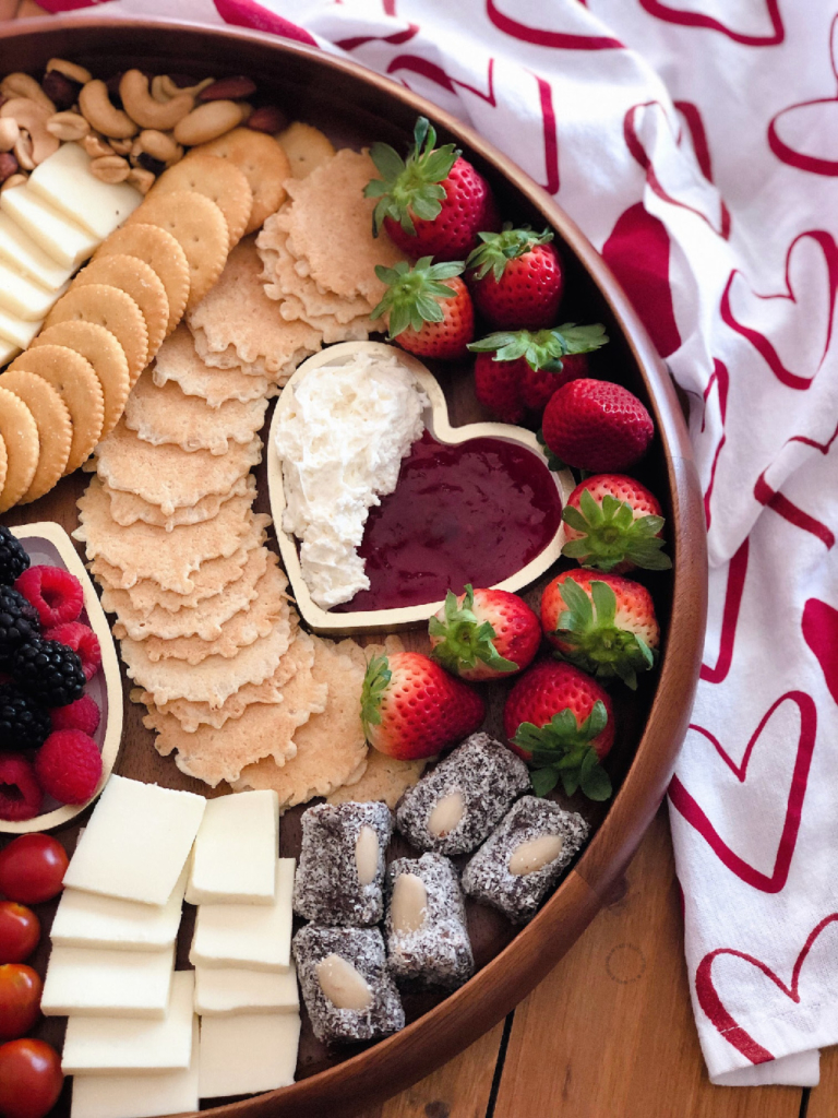 Usamos platitos en forma de corazón para ir con el tema del amor al queso