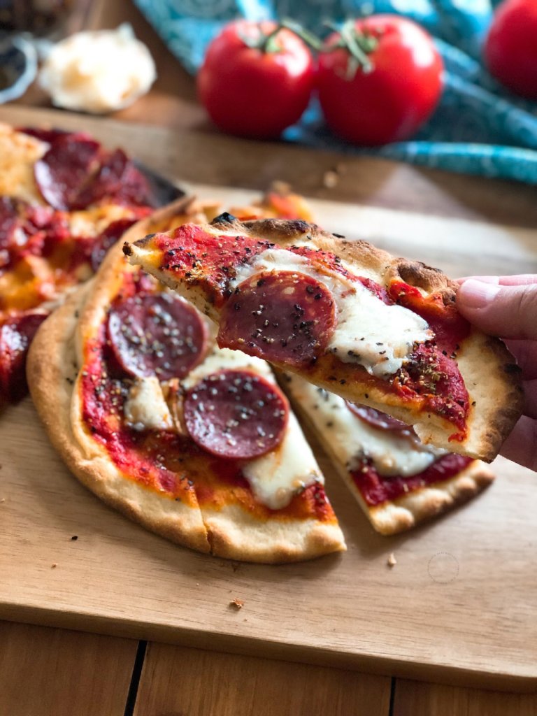 Deliciosa pizza de salami y jamón serrano