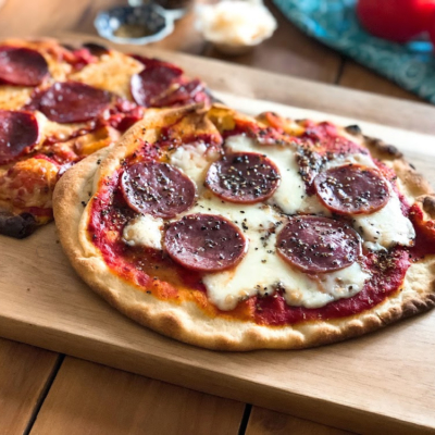 Pizza de salami y chorizo español