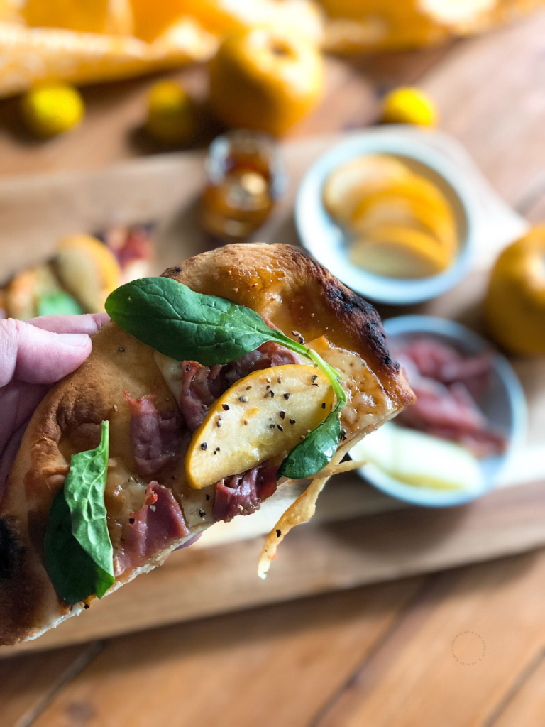 Disfruta una rebanada de esta pizza de jamon serrano