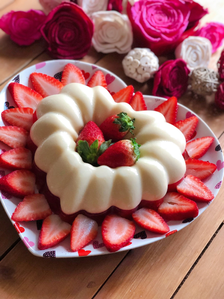 Adorable gelatina de fresas con crema