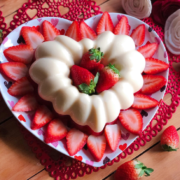 Prepara el postre de gelatina de fresas con crema para el del día de San Valentín