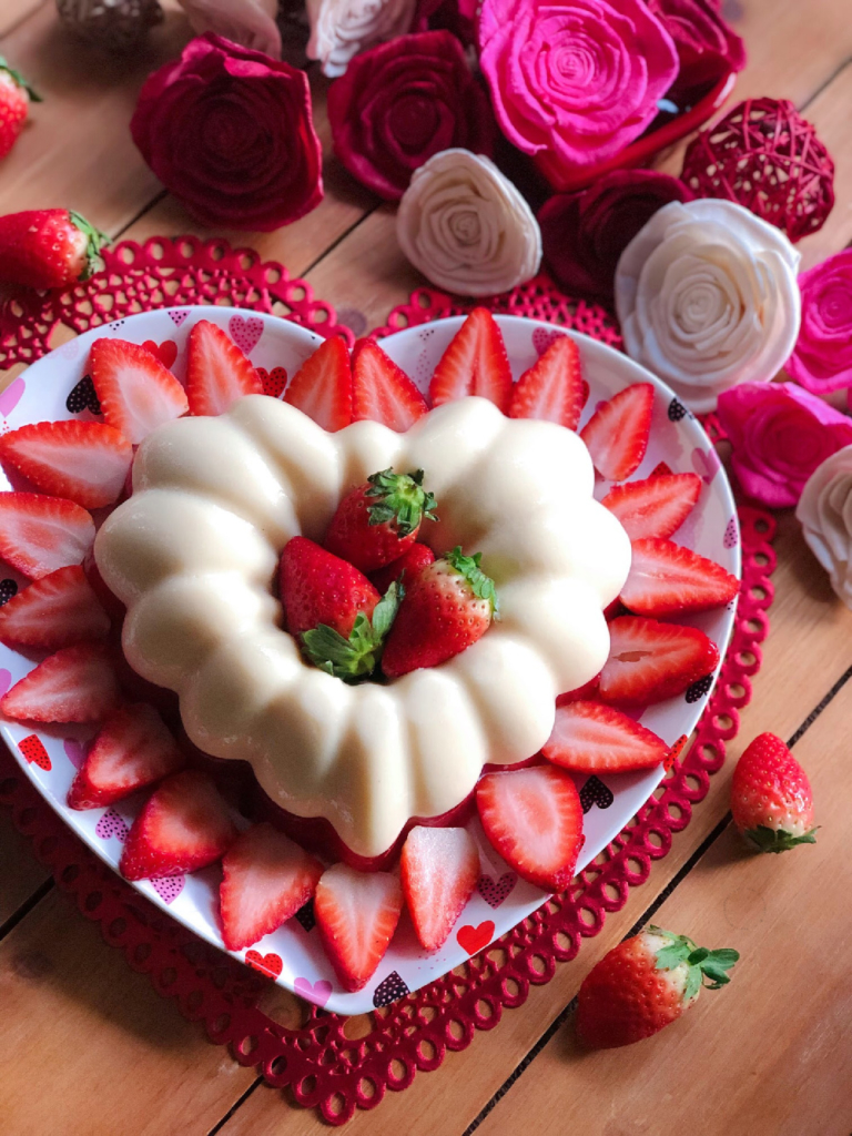 Prepara la gelatina de fresas con crema para la celebracion del dia del amor