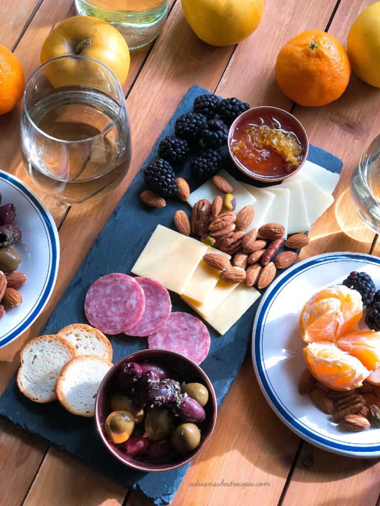 Disfrutando de una cata de vinos y una tabla de quesos italiana en casa