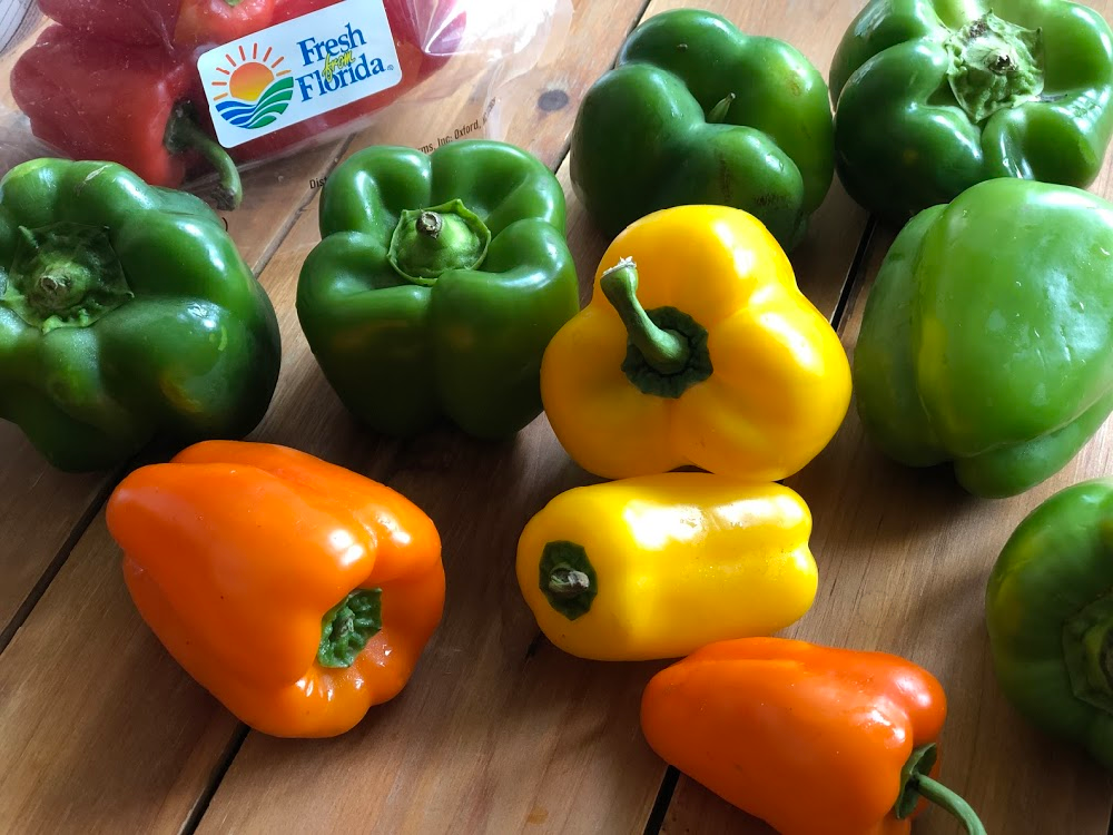 Los pimientos morrones de la Florida están ahora en temporada. Vienen en colores verde, amarillo y naranja. 