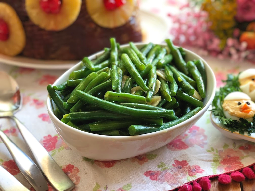 This is the best green beans side made with fresh produce, garlic and olive oil