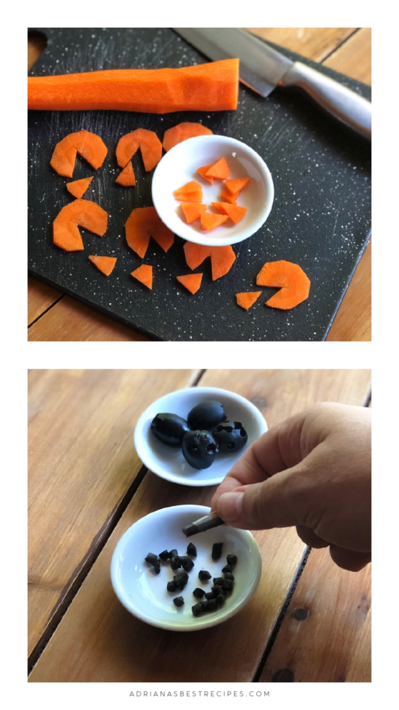Estamos usando zanahorias para cortar los piquitos de los pollitos y aceitunas negras para simular los ojitos