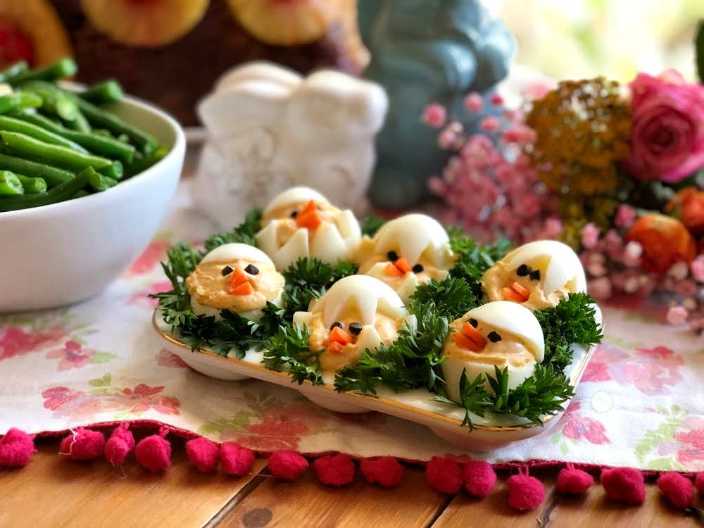 Los pollitos endiablados son un delicioso aperitivo para agregar a la fiesta de Pascua. Esta receta está inspirada en los huevos endiablados clásicos. Servidos en una camita de cilantro.