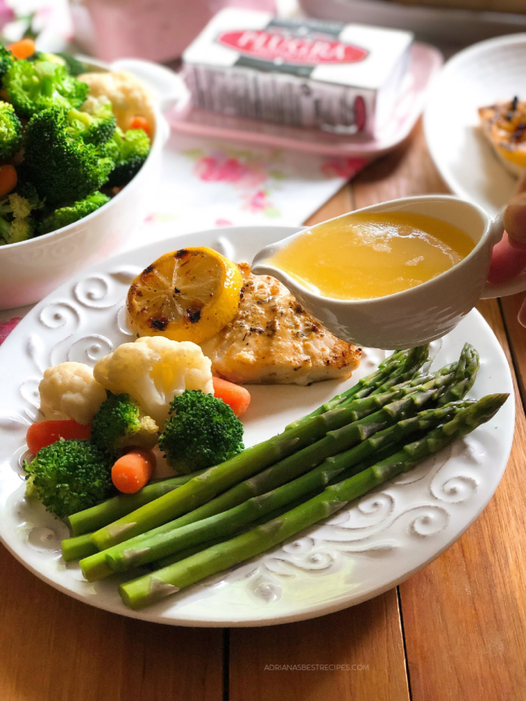 Bañamos el pescado y las verduras con una salsa de mantequilla estilo francés para el toque final