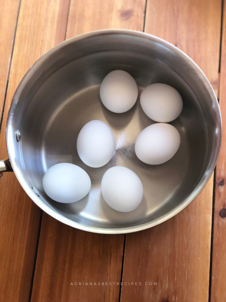 Estamos mostrando como cocinar los huevos duros usando una cacerola común