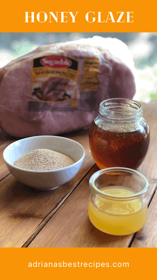 Hacer el glaseado de miel para el jamón es simple solo mezcla todos los ingredientes y cocina en la estufa hasta obtener una consistencia espesa.