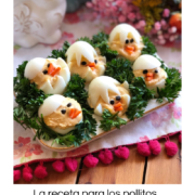 La receta para los pollitos endiablados es un aperitivo delicioso, perfecto para la fiesta de Pascua. Esta receta tiene huevos, mayonesa, mostaza y especias. Además de zanahorias para los picos y aceitunas negras para los ojitos. Los pollitos están anidando en un plato adornado con perejil rizado.