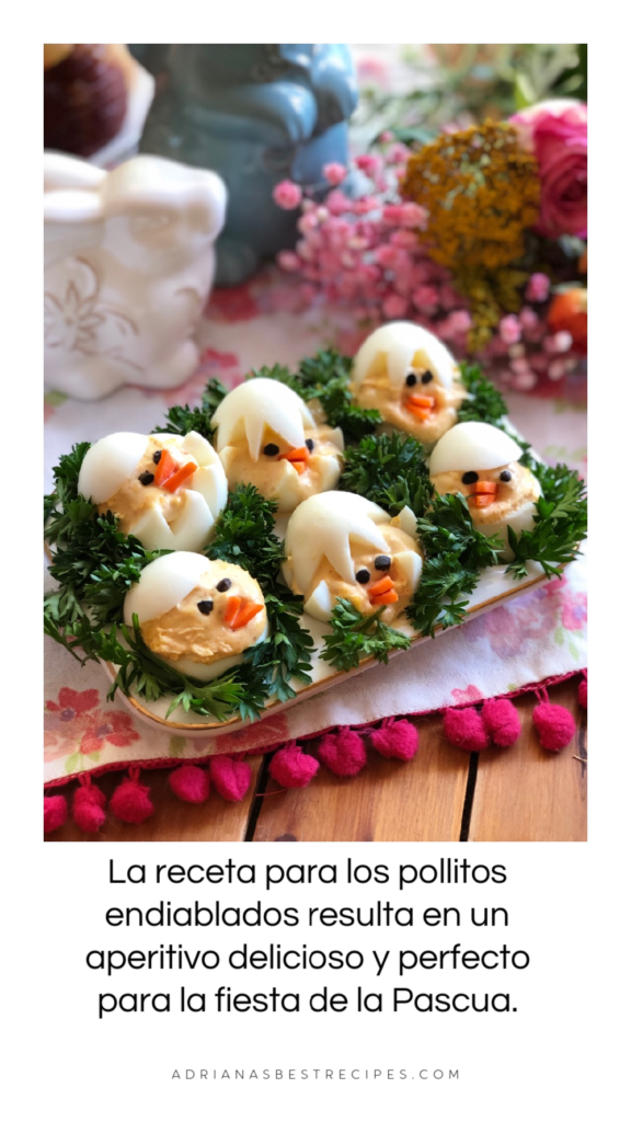 La receta para los pollitos endiablados es un aperitivo delicioso, perfecto para la fiesta de Pascua. Esta receta tiene huevos, mayonesa, mostaza y especias. Además de zanahorias para los picos y aceitunas negras para los ojitos. Los pollitos están anidando en un plato adornado con perejil rizado.