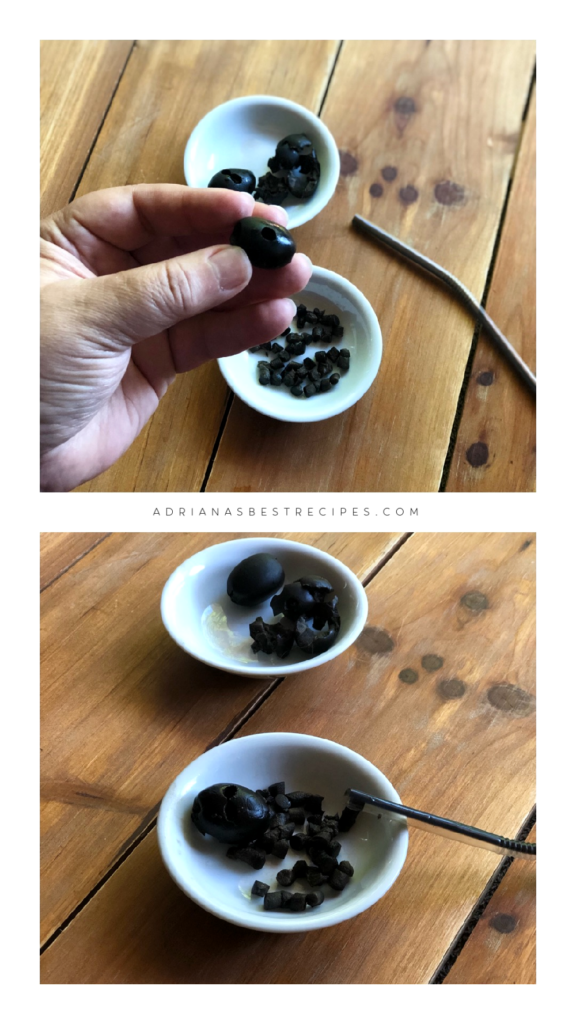 Estamos usando un popote para cortar las aceitunas negras para los ojitos de los pollitos