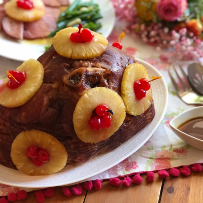 Este jamón Virginia es una receta sencilla y perfecta para la Pascua. Está glaseado con miel y acompañado con piña y cerezas.