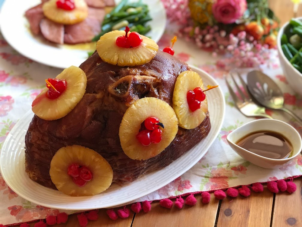 Este jamón Virginia es una receta sencilla y perfecta para la Pascua. Está glaseado con miel y acompañado con piña y cerezas.