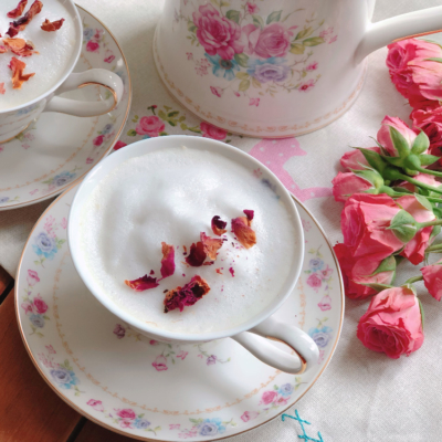 Celebrando el Día de la Madre con un té de rosas con leche hecho con pétalos de rosa, miel y leche de coco.