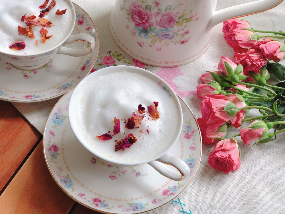 Celebrando el Día de la Madre con un té de rosas con leche hecho con pétalos de rosa, miel y leche de coco.