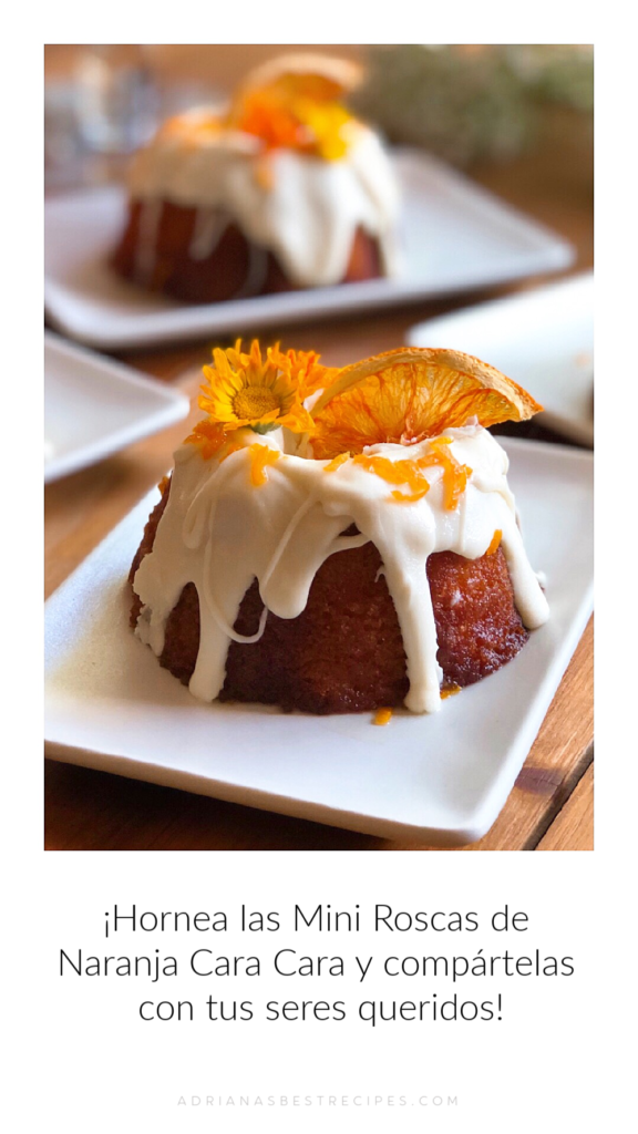 Hornea y comparte estos mini postres con aquellos a quienes amas. Tienen jugo de naranja, betún de queso crema, glaseado de naranja y decoradas con flores comestibles