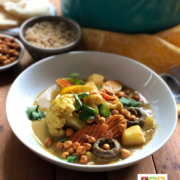 Delicioso plato vegetariano con mucho sabor. Acompañado con garbanzos asados. Serranos, y cilantro fresco.