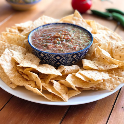 Prepara esta salsa mexicana estilo restaurante y disfrútala con tus comidas o como aperitivo con totopos de maíz.