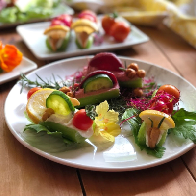 Prepara estos divertidos bocados con los niños y usa productos frescos, verduras, flores comestibles, hummus y queso crema.