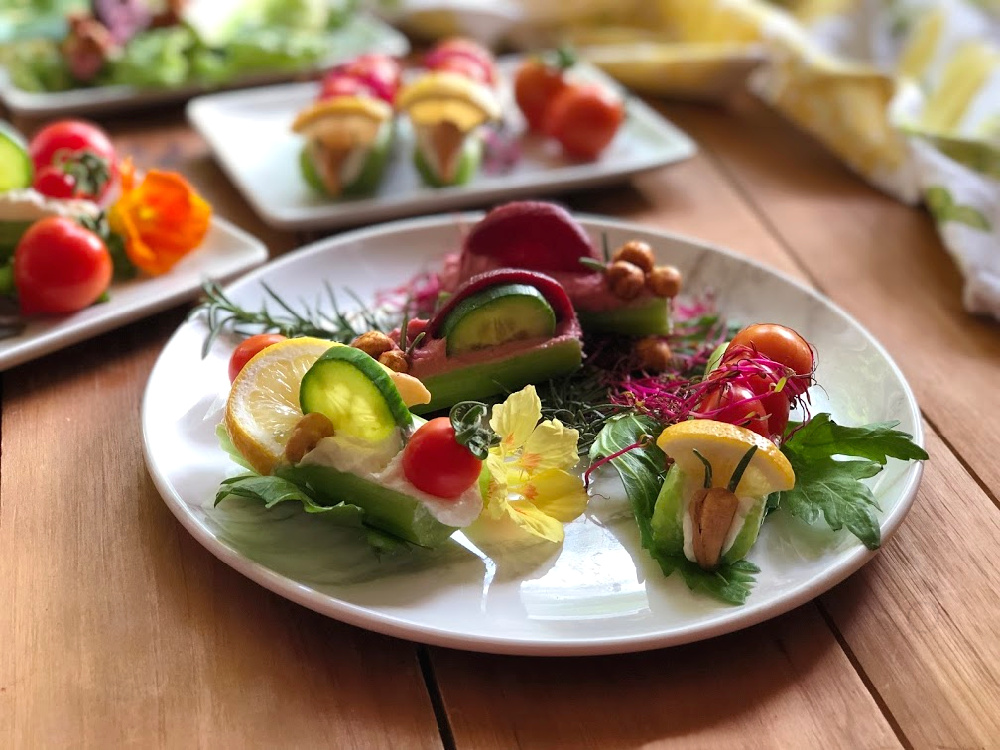 Prepara estos divertidos bocados con los niños y usa productos frescos, verduras, flores comestibles, hummus y queso crema.