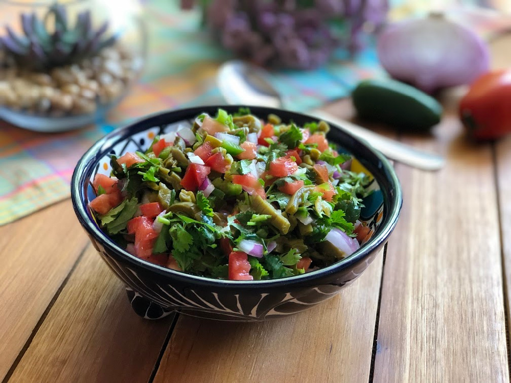 Esta es la salsa de nopales tiene tomate, jalapeños, cebolla, cilantro y comino