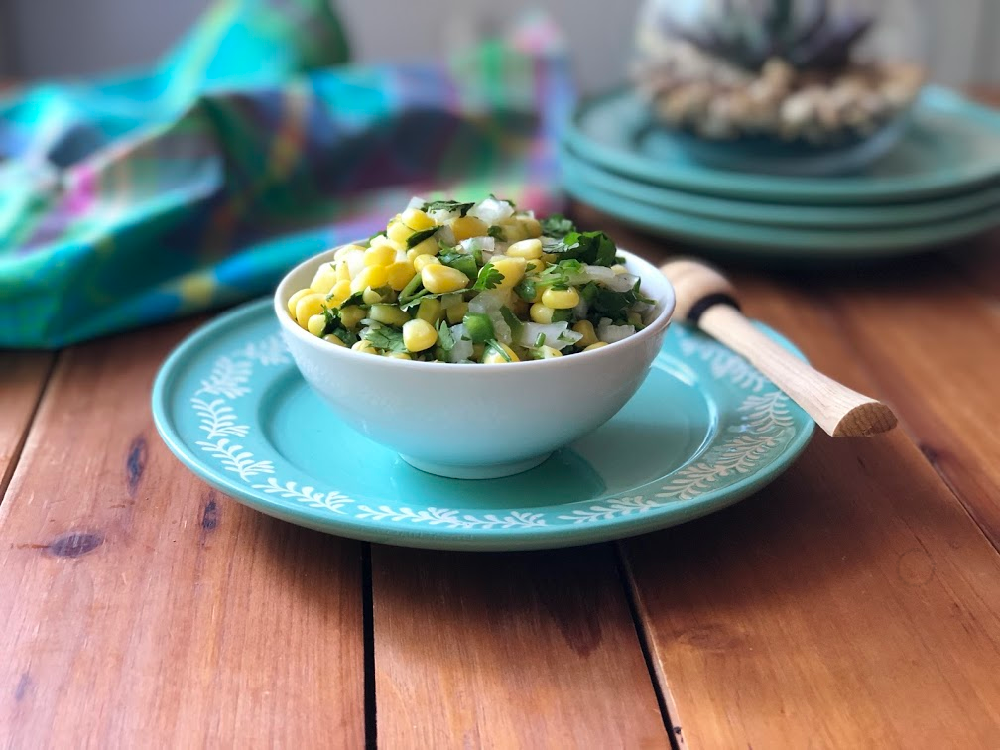 El maíz dulce de la Florida ya está en temporada por eso sugerimos deleitarse con una salsa con elote fresco, cebolla picada, cilantro, jalapeño, jugo de limón, comino y sal al gusto