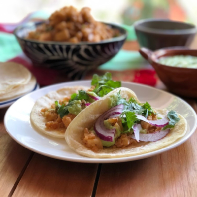 This is the recipe for the Vegan Picadillo Tacos with Kohlrabi garnished with guacamole sauce