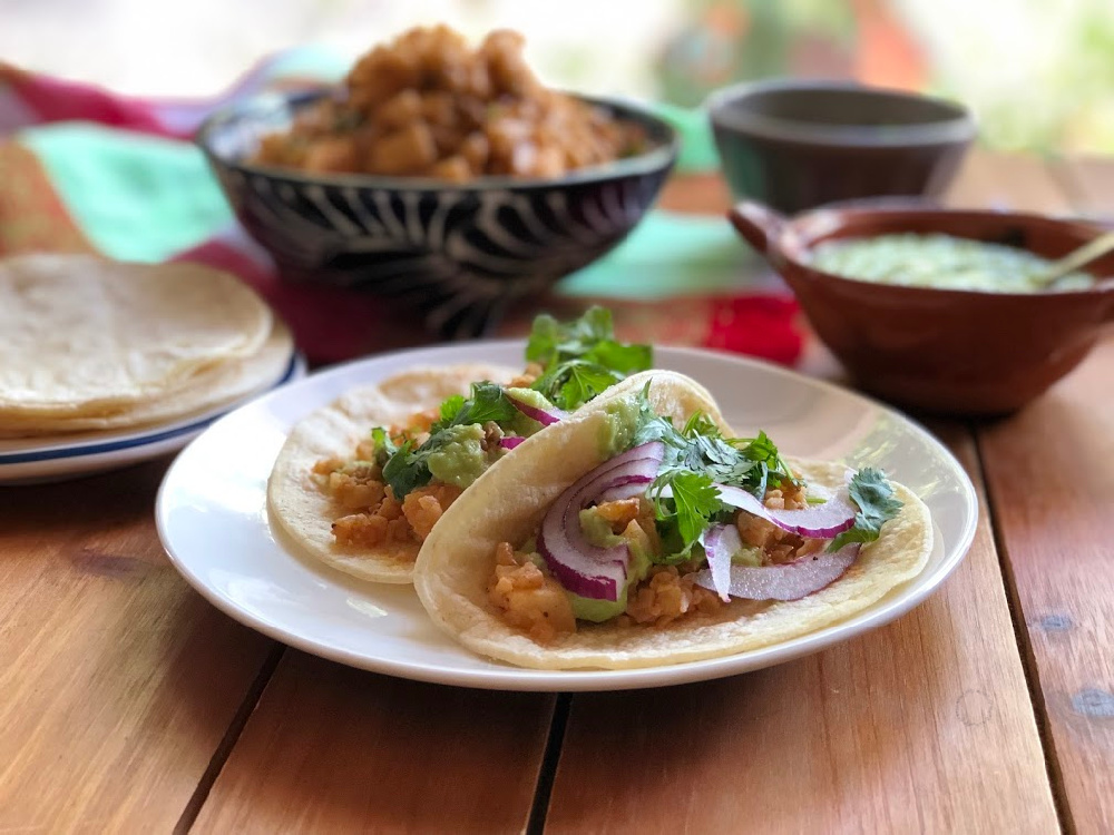 This is the recipe for the Vegan Picadillo Tacos with Kohlrabi garnished with guacamole sauce