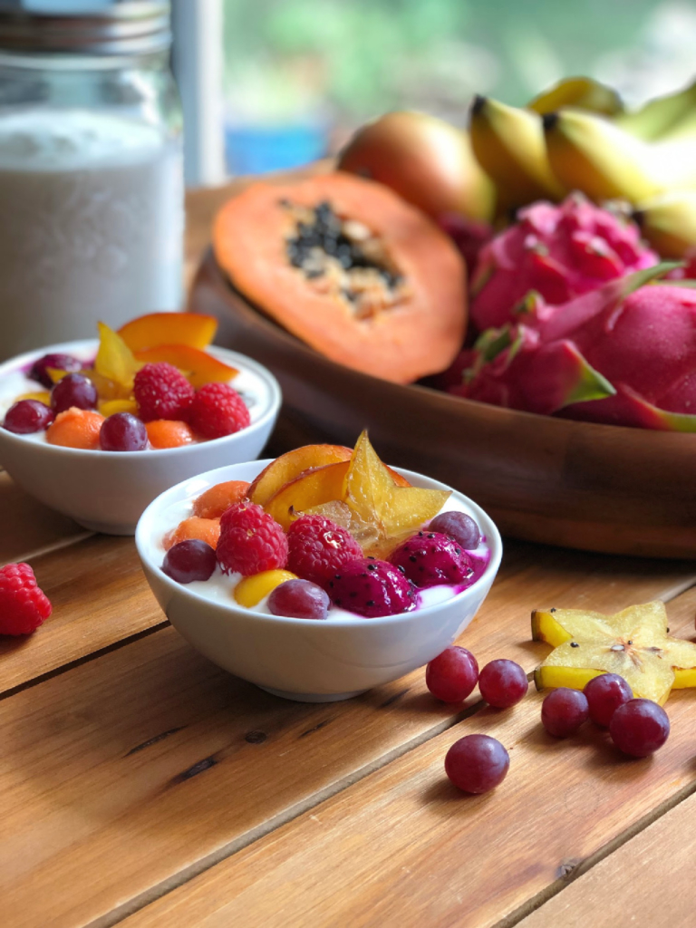 El yogur hecho en el Instant Pot es un sabroso desayuno o merienda para agregar a la lonchera de los niños.