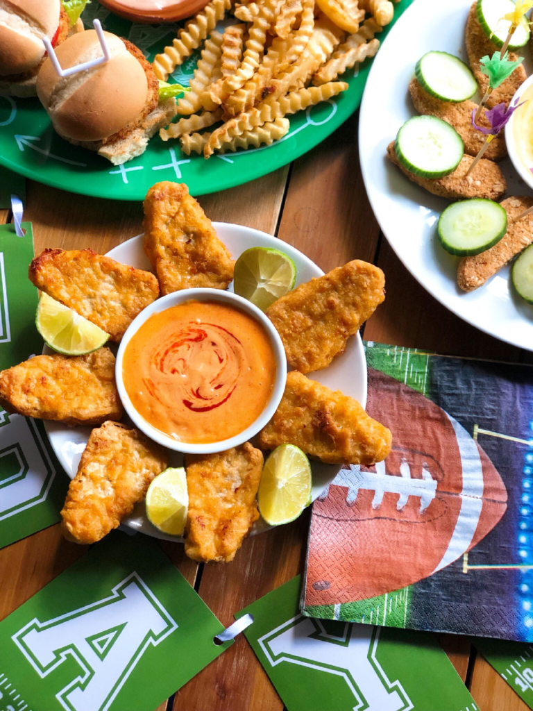 Estos son los filetes sin pescado de Gardein combinados con una salsa picante de mayonesa sriracha y jugo de limón