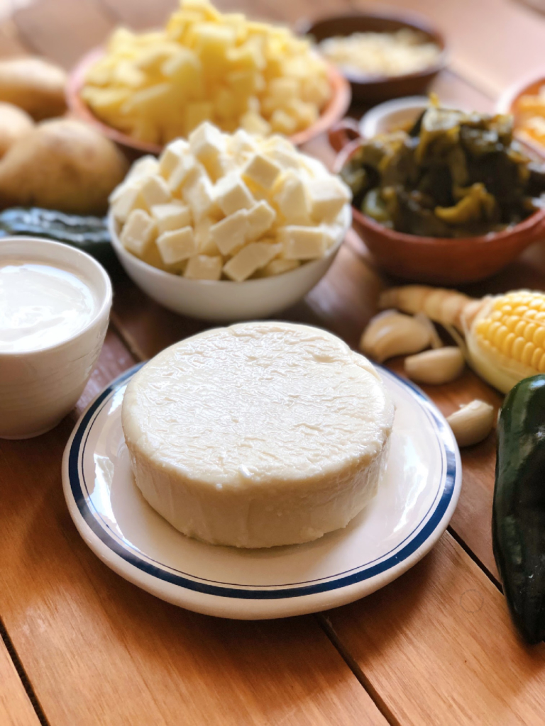 Una ronda de queso fresco y crema mexicana.