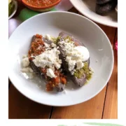 Tlacoyos con masa de maiz azul para las fiestas patrias legado de la cocina prehispanica mexicana
