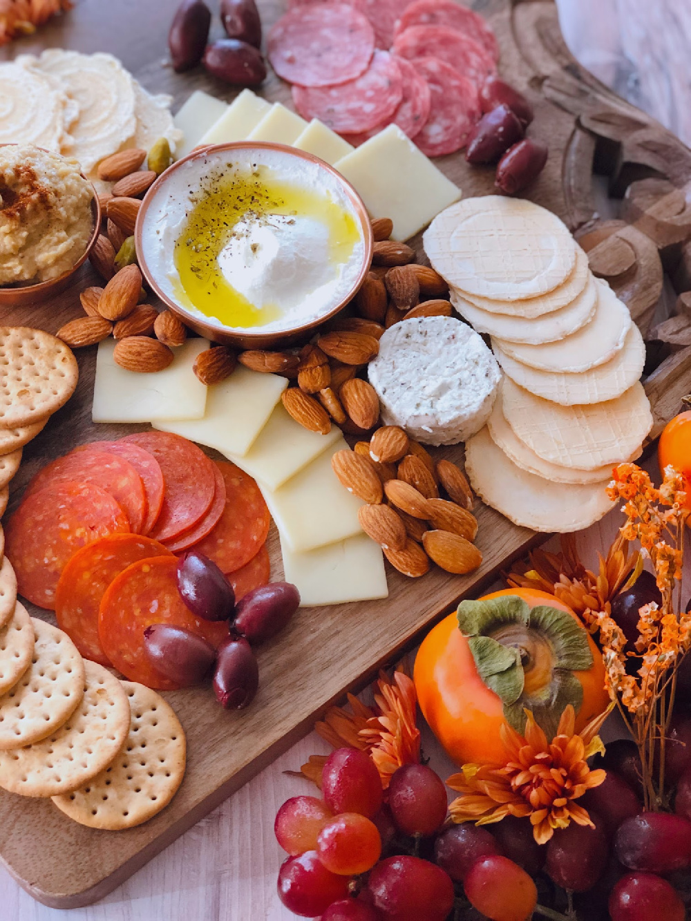 Inspired by the flavors of the Mediterranean cuisine, we put together a delightful Thanksgiving charcuterie board perfect for including in the appetizer table. This cheeseboard has European cold cuts, hard and soft cheeses, almonds and pistachios, crackers, kalamata olives, labneh, and hummus with garlic