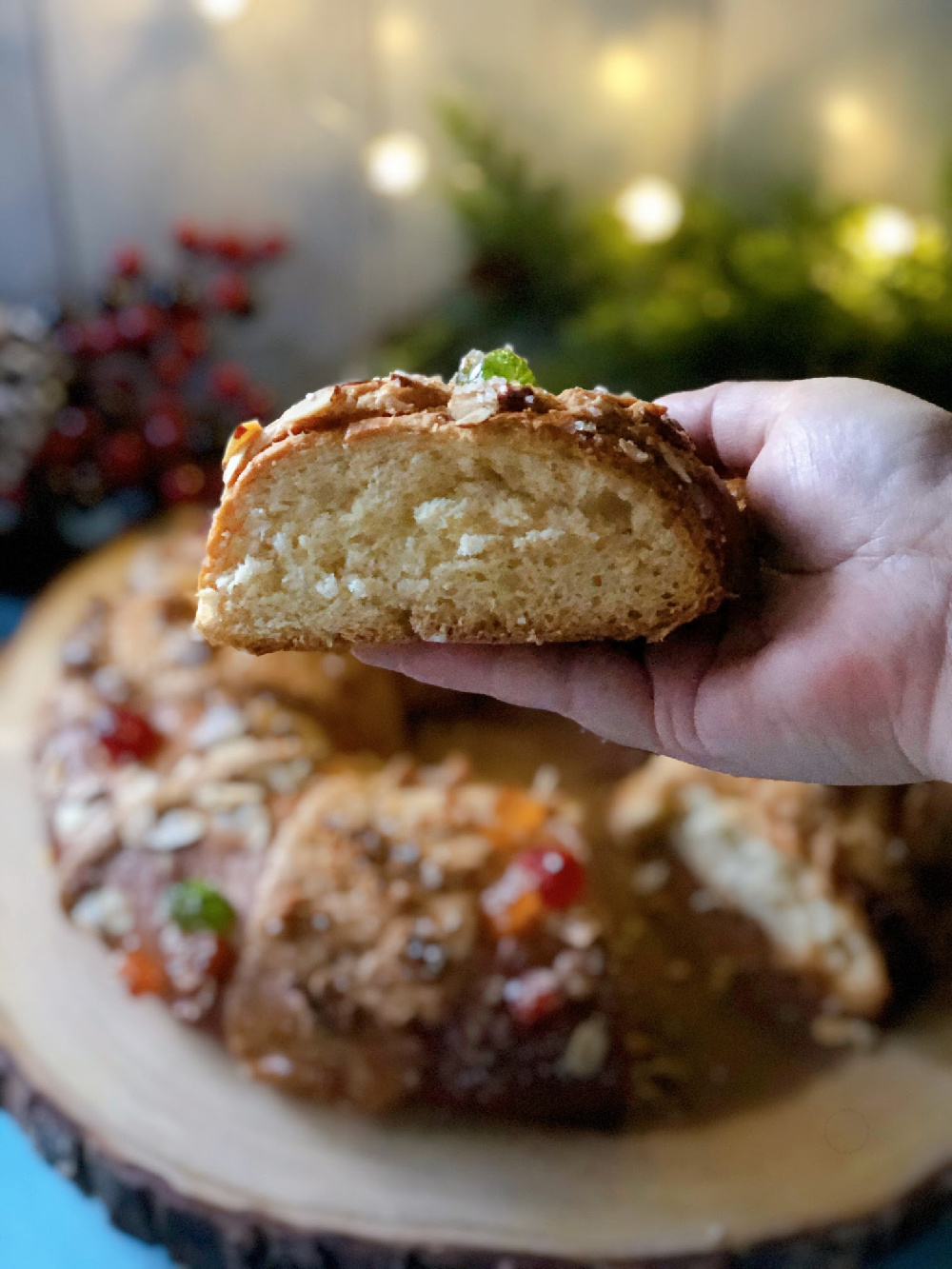 Un trozo de roscón de reyes para celebrar la llegada de los Reyes Magos